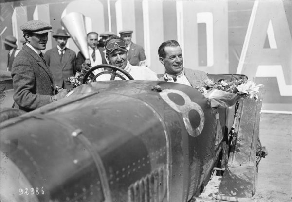 В края на епичен 160-километров състезателен дуел между две коли в Брукландс през 1924 г. Джон Дъф не само губи състезанието, но и спирачките му отказват. Неговият Blitzen Benz с огромен 21-литров двигател пресича финалната линия със скорост от над 160 км/ч. 

Дъф отчаяно опитва всичко възможно да намали, като напуска трасето и се блъска в дървета, опитвайки се да забави колата. Не успява и в крайна сметка автомобилът му се връща на пътя. Вторият опит за спиране &ndash; в телеграфен стълб, се оказва успешен. 

Дъф оцелява без наранявания, отказва се от състезанията и отива в Холивууд, където става двойник на актьора Гари Купър и го замества в някои опасни сцени във филми.