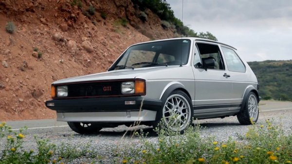 Разбира се, германците предложиха успешната си рецепта и в САЩ за модела Rabbit - по същество Golf с минимални промени в дизайна, който се правеше в завода в Уестморленд, Пенсилвания. Американският бе с по-малка мощност от европейския заради по-строгите изисквания за емисиите (тъкмо обратното на днешната ситуация), но независимо от това беше забавен. 
