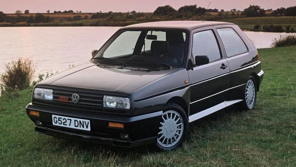 Строго погледнато, това не е GTI модел, а негова по-злобна версия, със суперчарджър, 160 коня мощност и задвижване на четирите колела. После същият мотор се поставяше и на GTI G60, предлаган с 4х4 или с предно предаване. А ограничената серия Golf G60 развиваше 210 коня. 
