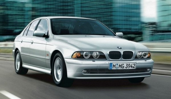 Баварският модел използваше невероятно ефективна техника, която компанията по някаква причина нарича "очи на ангел". Въпреки това днес ние различаваме автомобилите на BMW в тъмното именно благодарение на фирмената оптика.