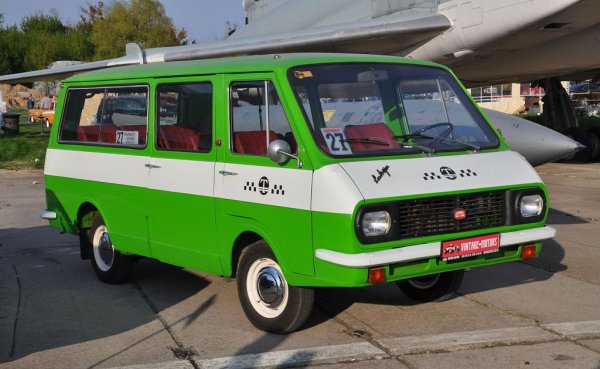 Противно на убеждението на мнозина, претъпканите маршрутни таксита не са родени в хаоса на прехода - те съществуваха като услуга в София и още някои големи градове още от 70-те години. Само че линиите, естествено, бяха държавни. И се обслужваха от един-единствен модел автомобил - РАФ-2203 Латвия. 
Както подсказва и името, "Латвия" е продукт на Рижския автобусен завод, създаден в бившата работилница на Деицманис в Рига след Втората световна война. 
