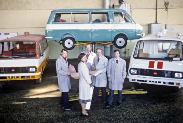 Тъкмо такива "латвии", с червен салон от изкуствена кожа, обслужваха няколкото линии на софийските маршрутни таксита в края на 70-те и през 80-те. Заводът в Рига бе и една от емблемите на прословутата "перестройка" на Горбачов - през 1987 това стана първото предприятие в СССР, където работниците демократично избраха новия си директор. RAF надживя промените, но не с много - последната "Латвия" слезе от конвейера през 1997. По ирония, тя бе специална версия, оборудвана за катафалка.