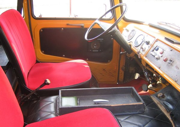 Микробусът Barkas B1000 се появява през 1961, задвижван от трицилиндровия двутактов мотор на DKW с мощност 28, 42 или 45 конски сили. За времето си това е доста адекватен в технологично отношение автомобил, с иновативно окачване, с предно предаване и предно разположен двигател, което му дава много предимства пред тогавашния конкурент отвъд Желязната завеса -  Volkswagen Microbus T1. 
