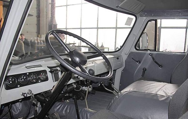 Двигателят, разположен между двете предни седалки, е 2.4-литров ЗМЗ 4Д (по-късно ревизиран като ЗМЗ-412), произвеждан от завода в град Заволжие и използван в почти всички модели с висока проходимост от съветската епоха, както и в престижните автомобили като "Волга". Този агрегат е толкова непретенциозен, че може да се кара дори с бензин с октаново число 72. Мощността в различните варианти е 95, 98 или 100 конски сили, максималният въртящ момент - 182 Нм. 
