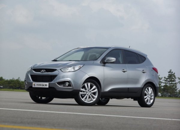 Имаше и някои временни решения - Hyundai, например, преименува Tucson на ix35 за известно време, така че моделната гама да изглежда строга. 
