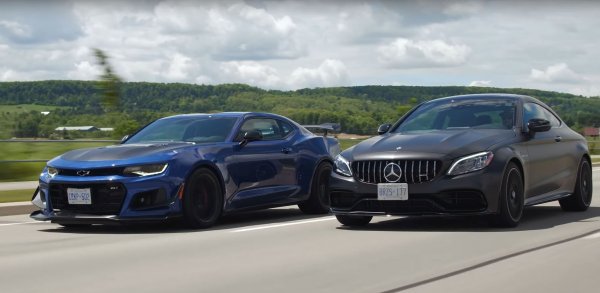 Това е перфектният пример за това, че американските и германските коли са различни. Едната е с двигател LS V8 с механичен компресор с обем 6,2 литра, а другата е с 4,0-литров битурбо V8. Първият е огромен, като предлага целия въртящ момент, от който човек някога ще се нуждае. Chevrolet Camaro не върви само направо, а се справя отлично и със завоите, като успя да запише време от 7 минути и 19 секунди на "Нюрбургринг".