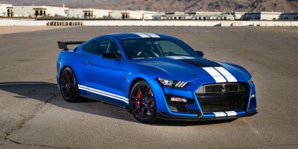 Под капака на Mustang има 760 к.с., докато колата на Brabus е с 800 к.с. Нейният V8 двигател има две турбини, докато този на американската машина (V8 Coyote) е с компресор. Разликата в цената обаче е драстична. Ако искате Mustang, ще трябва да се бръкнете с 80 000 долара. За доработката Brabus ще се наложи да удвоите сумата.