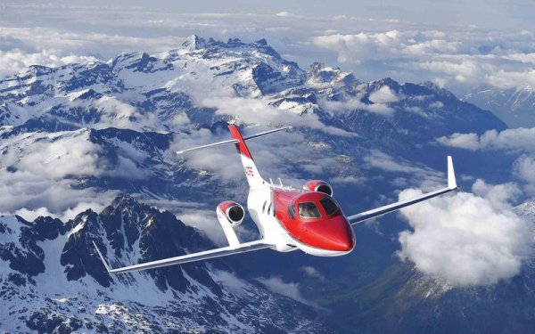 Официалното име на HondaJet е HA-420, като луксозният самолет вози до 6 пътници и има екипаж от двама пилоти. Цената му е около 5 милиона долара.
