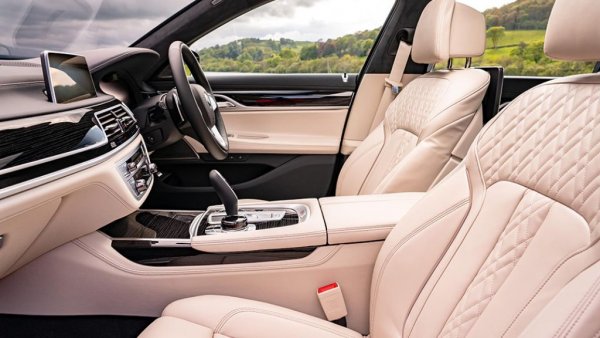 Далеч не е единствената кола с подобна екстра, но тук тя е една от най-добрите. Около 3000 евро доплащане за пакета Premium ще ви осигурят отпускащ масаж, докато гледате любимия си филм. 
