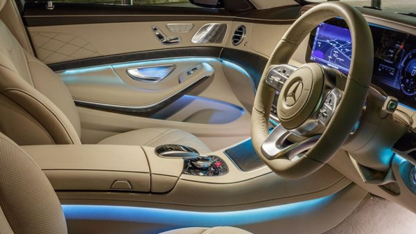 Подгряване на седалките е нещо банално. Друго е, когато и подлакътникът може да поддържа ръцете ви топли. Воланът също е отопляем, разбира се. 
