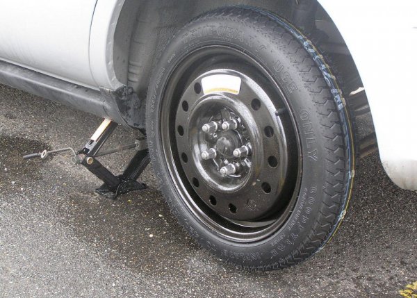 Пълноразмерната резервна гума е вече по-голяма рядкост от почтените политици. Повечето производители монтират вместо това маломерна гума тип "патерица". Че и даже я представят като екстра. Всъщност патерицата има само едно предимство - заема мъничко по-малко място в багажника. Освен това има куп недостатъци - с нея не бива да се кара бързо, трябва много да внимавате за дупки и по хлъзгави пътища. 
А на много производители напоследък им се свиди дори тя, и вместо това слагат в колите комплекти за лепене на гуми. Които в повечето случаи са напълно безполезни, и при спукване трябва да викате пътна помощ. 
 