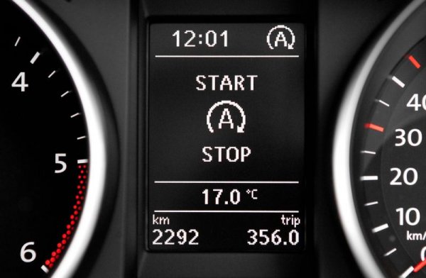 Тази система се роди от напъните на полиците. Тя действително намалява емисиите в трафика - но с цената на значително по-голям акумулатор, и по-къс живот на стартера. Много хора я изключват, или за да опазят автомобила си, или защото постоянното гаснене по светофарите ги дразни. Но при всяко ново включване на контакт системата отново е активна. А при някои модели даже няма бутон за изключването - вместо това се налагат дълги ровичкания из менютата. 
