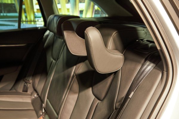 Първи ги въведоха японските компании, за да намалят производствените си разходи. При тях не можете да си поръчате индивидуално желаните опции, а трябва да ги вземете в комплект с други, от които може да нямате никаква нужда. 
С промените в европейските тестове за вредни емисии, които вече изискват производителят да прави отделни изпитания за всяка допълнителна система от оборудването, вече и производителите на Стария континент са принудени да опростяват списъците с опции и да ги комбинират в пакети. Иначе би се наложило да провеждат по няколкостотин и дори няколко хиляди теста за всеки нов модел. 
