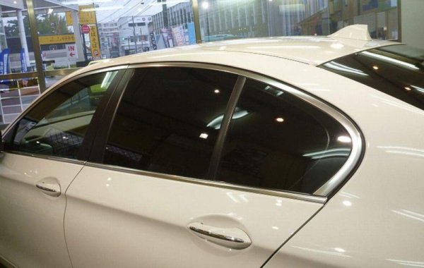 Ултравиолетовият филтър в стъклата е добре дошъл - той поглъща голяма част от енергията на слънчевите лъчи, понижава температурата в купето и предпазва пластмасите по таблото от избледняване или напукване. 
Но оптичното затъмняване на стъклата, така че през тях да не се вижда, е нещо съвсем друго. Някои хора държат на него, други се дразнят. Със сигурност се дразнят онези, които карат зад вас и не могат да видят нищо през колата ви. Въпреки това, и въпреки строгите норми за затъмняването в европейските държави, много производители предлагат коли с фабрично потъмнени стъкла. 
