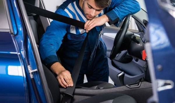 Още едно изобретение, което несъмнено е спасило множество човешки животи. Но и то си има дразнещи страни. Примерно когато сте паркирали под наклон, и автоматичният механизъм на колана го блокира, за да не можете да го закопчаете. Вероятно е възможна и по-фина настройка, така че механизмът да се задейства само при истинска опасност. Но никой не се е засилил да я постигне. 
