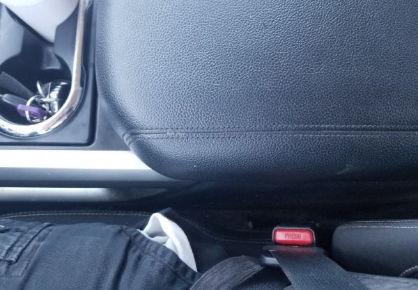 Те са своеобразна черна дупка, в която изчезват мобилни телефони, монети, важни бележки и дори, в най-досадните случаи, половин блокче шоколад. Вътре не може да се бръкне с ръка, а и под седалката достъпът е затруднен - особено при съвременните седалки с електрическо регулиране и други усложнения. Прозорливите китайци дори вече продават специални "уреди" за бъркане между седалките. 
 