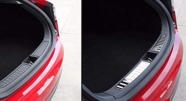 Особено голям проблем при прага на багажника. В 95% от случаите той е пластмасов, и то от неособено устойчива на надраскване пластмаса. По-меко покритие би било вероятно по-практично - но и по-скъпо. А и по-трудно се мие. Някои премиум марки добавят "предпазни" хромирани лайстни по ръба. С което фактически влошават положението. 
