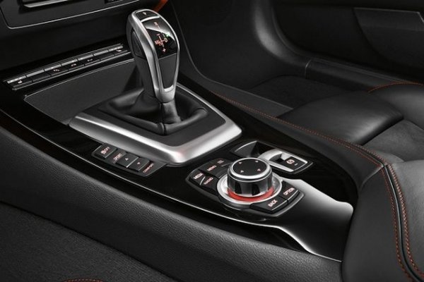 Напоследък стана много модерен, и минава за луксозна "екстра". Всъщност става дума за доста евтина пластмаса. Която не само заслепява водача, отразявайки слънцето и всякакви светлини, но и е истински магнит за пръстови отпечатъци, прах и всевъзможни други замърсявания. 
