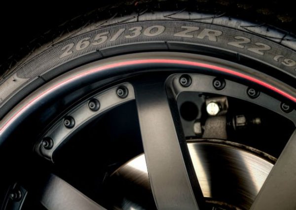 Още една мода, която не е съвсем разбираема. Гумите стават все по-нископрофилни - което несъмнено изглежда добре в Instagram, но по пътища като българските си е чист мазохизъм. Такива гуми возят по-неконфортно, по-застрашени са от дупки и на всичкото отгоре са по-скъпи. 
