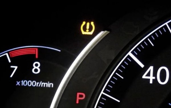 И те са полезно изобретение - на теория. Европейският съюз ги превърна в задължително оборудване за новите автомобили. Но някои производители се изхитрят и вместо реални датчици във вентилите на всяка гума, измерват просто оборотите на колелата в движение и по това правят някакви мъгляви заключения за налягането. Впрочем даже датчиците от първия тип твърде често дават "фалшива тревога".  Системата очевидно се нуждае от усъвършенстване. Но никой не се е разбързал да го прави. 
