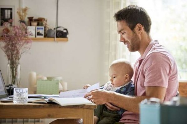 Сега е моментът да съберете и подредите всички документи. Те включват сервизна книжка с историята на автомобила, в която са отбелязани ремонтите и обслужването на превозното средство, документи за гаранция (ако има такива), договори за предишната покупка на автомобила, както и за застраховките, които са му направени.