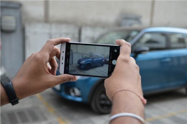 Ако все пак изберете да продавате автомобила си онлайн, се постарайте да предоставите повече подробности в обявата. Публикуването на голяма брой снимки ще ви улесни, тъй като евентуалният купувач ще може да види подробности за автомобила. Не се опитвайте да лъжете за неща, които няма как да бъдат скрити при оглед. В повечето случаи купувачът ще си тръгне веднага, ако разбере, че нещо не е наред и не отговаря на това, което е видял па-рано.