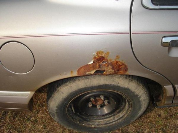 Друг признак, насочващ към раздяла с автомобила, е появата на корозия и на пукнатини в носещи елементи на каросерията. Ако се наблюдава сериозна ръжда по основните детайли, това ще доведе до общо намаляване на устойчивостта на каросерията към натоварвания и невъзможност да се осигурят предишните характеристики на превозното средство. Експерти посочват, че такива проблеми най-честно се появяват след 12-ата година на автомобила. Те обаче се срещат и при по-нови коли, ако те са участвали в катастрофа.