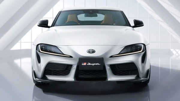 Toyota GR Supra - японският братовчед на BMW Z4 (двете коли са разработени съвместно), се предлата както с осемстепенна автоматична скоростна кутия с преобразувател на въртящия момент, така и с шестстепенна механична трансмисия. В случая това е автомобил с 3,0-литров редови шестцилиндров мотор с 340 к.с.