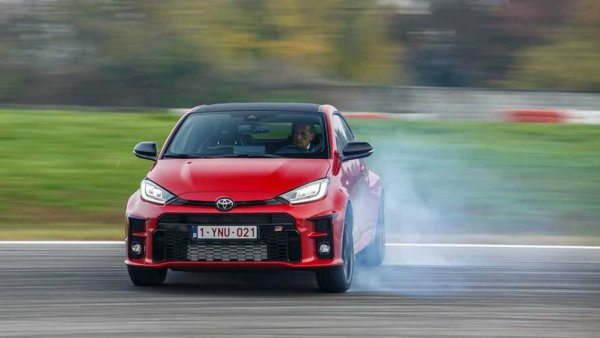 Списъкът продължава с още един японски модел Toyota GR Yaris, който със своя трицилиндров турбо двигател с мощност 265 к.с. успя да спечели всички, които са го карали. Разбира се, скоростната кутия е шестстепенна механична и в този случай мощността на турбодвигателя отива към двата моста чрез система за задвижване на четирите колела. Ако колата е оборудвана с Circuit Pack тя разполага и с диференциал Torsen на всяка ос.