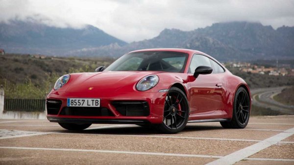 Porsche добре знае, че много от клиентите му са привързани към ръчната скоростна кутия. Може би точно поради тази причина марката предлага широка гама от версии на семейството 911 с този тип трансмисия. Тя се предлага от Carrera S, 4S и GTS до Porsche 911 GT3, което разчита на 4,0-литров атмосферен &bdquo;боксер&ldquo; с 510 к.с. 

А тези, които търсят максимална ефективност на пистата обаче, могат да изберат автоматичната трансмисия PDK.