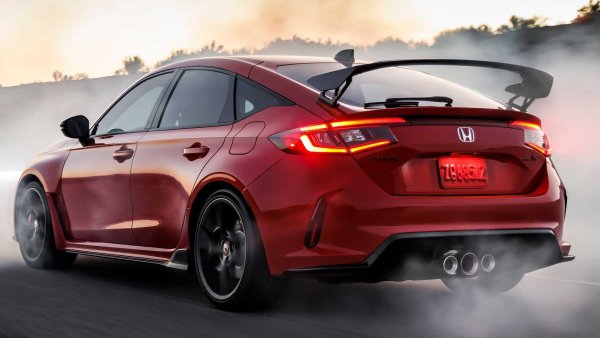 Списъкът завършва с друг японски продукт - очакваното ново поколение на Honda Civic Type R, представено преди няколко седмици и за което все още няма пълна техническа информация. Това, което се знае е, че неговият двигател с турбокомпресор ще предлага 330 к.с. (с 10 повече от преди) и че ще бъде куплиран с шестстепенна механична скоростна кутия.