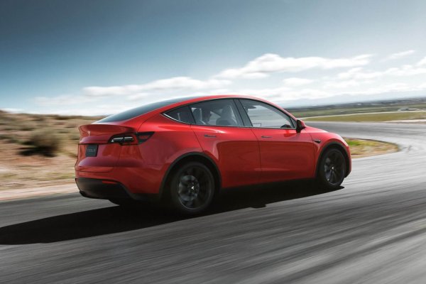 Ето го поредното доказателство за обсесията по SUV моделите, която е обзела човечеството напоследък. Model Y ползва задвижването на Model 3, но заради по-лошото въздушно съпротивление и по-голямото си тегло е мъничко по-бавен от него. Но пак е по-бърз от коли като Pagani Zonda C12 или  Porsche 911 GT3. 