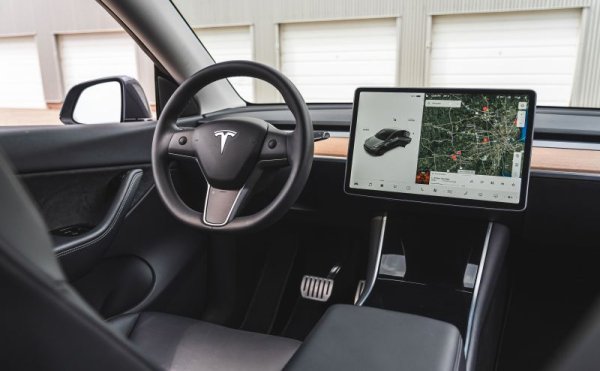 Ускорение 0-100 км/ч: 3.7 секунди
Максимална скорост: 250 км/ч
Максимална мощност: 534 к.с.
Обхват с едно зареждане: 415 км
Капацитет на батерията: 75 кВтч
Цена: 58 630 долара 
