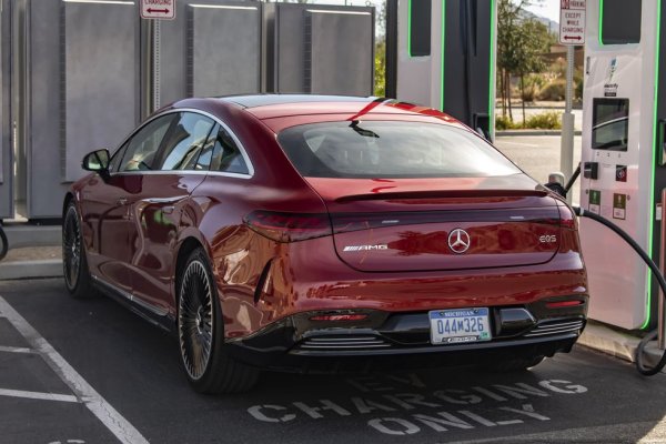 EQS доскоро беше нещо екзотично: визията на Mercedes за бъдещето на луксозните лимузини в електрическата ера. Но вече е съвсем реално предложение на пазара - включително и във върховата му версия AMG 4Matic+, която има два електромотора, зашеметяващите 761 конски сили и още по-зашеметяващия максимален въртящ момент от 1020 нютонметра. 
