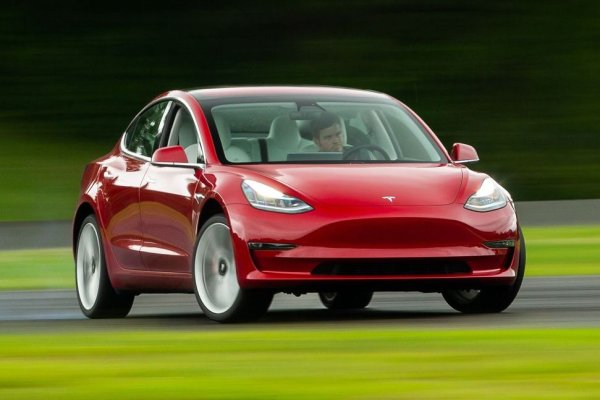 Performance версията на Model 3 може и да няма сложната система от три електромотора на Model S Plaid, но компенсира с две неща. Едното е доста по-ниското тегло. Другото - далеч по-достъпната цена. Съвсем доскоро постигането на 3.3 секунди от място до 100 км/ч изискваше да платите цената за Ferrari. Сега струва 55,000 долара. 