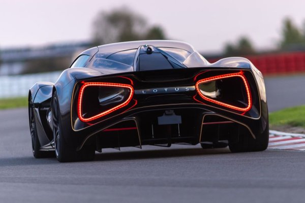 Първият електромобил на легендарния британски производител на спортни автомобили, и също първата му хиперкола. За задвижването отговарят четири електромотора - по един на всяко колело, а общата мощност е две хиляди коня. Най-впечатляващият показател е времето от 0 до 200 км/ч - едва шест секунди. 