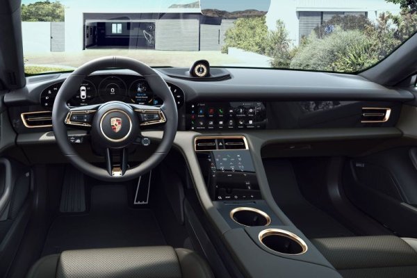 Ускорение 0-100 км/ч: 2.8 секунди
Максимална скорост: 260 км/ч
Максимална мощност: 761 к.с.
Обхват с едно зареждане: 400 км
Капацитет на батерията: 93.4 кВтч
Цена: 188 850 долара 
