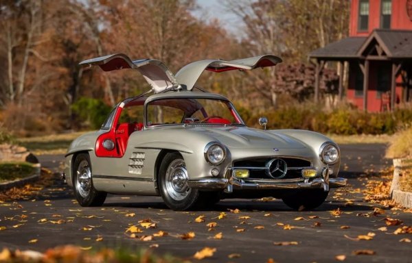 Mercedes-Benz 300SL, който дебютира през 1954 г., промени идеята за това какво може да бъде купето. Вратите му не са просто дизайнерски ход, а инженерен шедьовър, който подобрява твърдостта на каросерията. Тази кола изглежда сякаш е дошла от бъдещето, но все пак е класика.