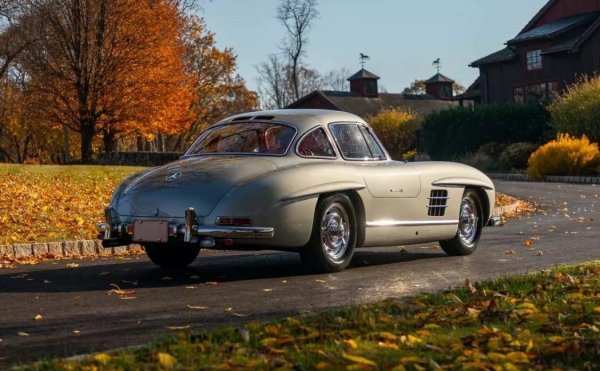 Под капака има 3-литров двигател с директно впръскване на горивото, произвеждащ 215 к.с. и ускоряващ автомобила до 260 км/ч - невероятна цифра за 50-те години. Дългият капак, извитите линии и същите врати превърнаха 300SL в икона, която не може да бъде объркана с нищо друго.
