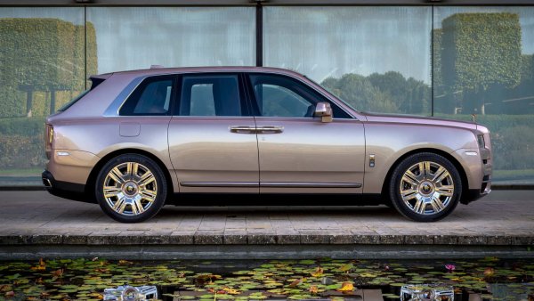 Този единствен по рода си Cullinan е поръчан от семейството на клиента, за да отпразнува рождения му ден. Екстериорът въвежда ново покритие Pearl Rose, което съответства на седефените акценти в кабината. 