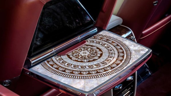 Компанията твърди, че това е &bdquo;най-мащабното използване на седеф, виждано някога в автомобил Rolls-Royce&ldquo; - с 1351 отделни части, инкрустирани из цялата кабина, някои подредени в сложен арабски дизайн.
