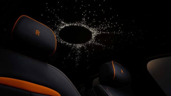 . Ghost Black Badge Ekleipsis има персонализирана покривна облицовка Starlight с 940 оптични &bdquo;звезди&ldquo;, създаващи кръгъл модел, който имитира слънчево затъмнение около силуета на луната. Когато е активирана, анимацията се вижда седем минути и 31 секунди &ndash; най-голямата продължителност на слънчево затъмнение.
