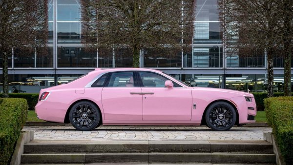 Какво е Rolls-Royce без малко шампанско? Инфлоунсарката Елинор Роуз поръча този единствен по рода си Ghost с персонализиран розов екстериор, подходящо кръстен на нейната популярна социална медия - @champagnerose. 
