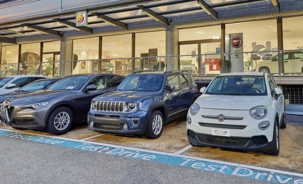 Италия е главният източник на т. нар. "нов внос" автомобили в България. Толкова по-зле, че местните закони не са твърде строги към превъртените километражи. Глобата е в диапазона от едва 51 до 1032 евро, плюс възможна присъда между 6 месеца и 3 години. Но според Il Mattino до момента няма осъдени. 