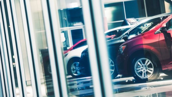 В Швейцария - друга основна дестинация за българските автотърговци - манипулирането на километража дори не е незаконно. Все пак купувачите на автомобили с превъртени показатели могат да съдят продавача за финансови компенсации по европейското законодателство (Директива 2017/1151), което Швейцария приема, без да е член на общността. 
