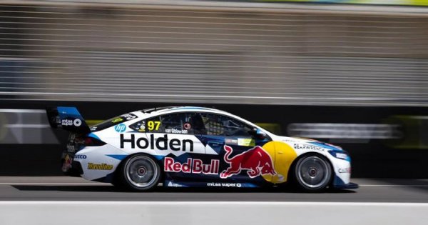 Когато стане дума за автомобилна надпревара в Австралия, основният въпрос винаги е един и същ &ndash; Ford или Holden? Двете марки имат огромен брой фенове, които допълнително подхранват това съперничество. А когато дойде времето за най-важното състезание на Зеления континент &ndash; V8 Supercars Bathurst 1000, се събират над 200 000 души, които нямат търпение да видят как домакините от Holden Commodores отнасят победата.