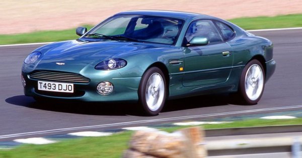 Докато за собственост на Ford Motor Company, както Jaguar, така и Aston Martin произвеждат високопроизводителни GT-автомобили, предназначени за едни и същи клиенти. Aston Martin пусна DB7, докато Jaguar предложи нещо подобно като характеристики със своя XKR8, но на по-ниска цена и така отмъкна потенциални продажби на конкурента си.