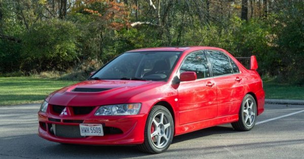 И двата автомобила са проектирани за успешно представяне в световния рали-шампионат (WRC), като предлагат практичност на модел с 4 врати и ускорение на суперкола. В спортно отношение Mitsubishi има предимство, тъй като спечели една титла повече от Subaru - 4 срещу 3.