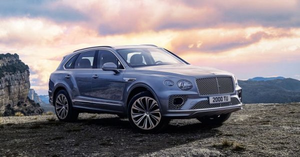 Bentley и Rolls-Royce са основни играчи в сегмента на луксозните автомобили, като всеки от тях има малко по-различен подход. Преди време двете марки произвеждаха почти еднакви модели, като тези Bentley се отличава с по-спортната си насоченост. Сега обаче те всъщност представляват и сблъсък между техните собственици, тъй като Bentey e собственост на Volkswagen, а Rolls-Royce е част от BMW Group.