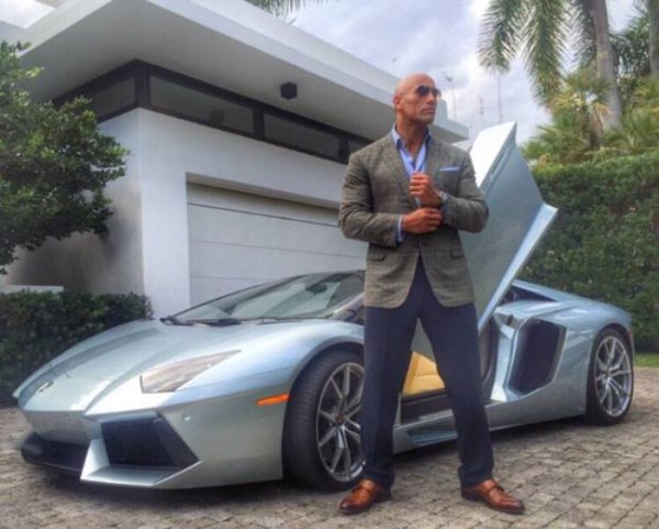 Такъв автомобил Дуейн Джонсън кара в тв сериала "Ирачи". Трудно е да си го представим в такава малка кола в реалния живот. Въпреки това McLaren 650S заема гордо място в гаража на прочутия актьор. Интересното е, че двигателят на автомобила е изработен по поръчка и мощността му е 651 конски сили.